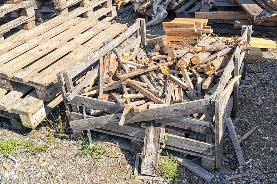 Palette mit Brennholz